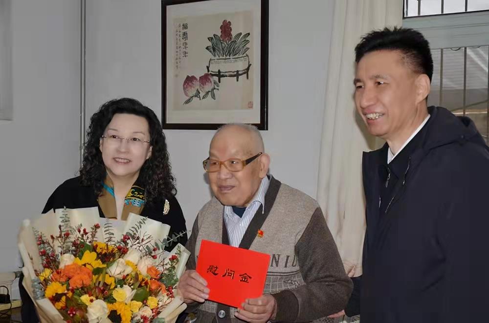 濟(jì)南產(chǎn)發(fā)集團(tuán)黨委副書記、總經(jīng)理黃蓓走訪慰問離休老干部、老黨員